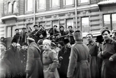 Revolutionäre Soldaten und Matrosen auf den Straßen von Petrograd, Februar 1917